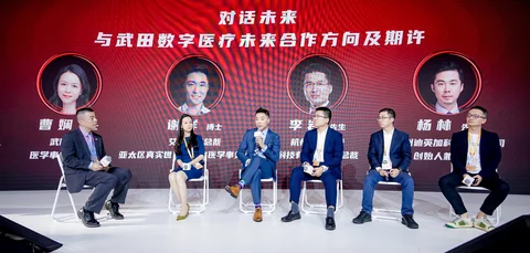 Nhà sáng lập DiPath Lin Yang, bên phải, tham gia tọa đàm y tế số tại CIIE 2023