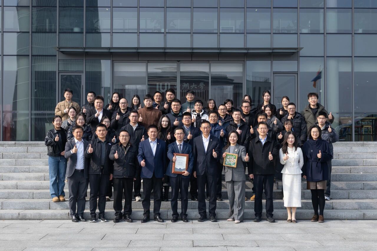 Nhân viên DiPath và đại diện Đại học Westlake tại lễ trao tặng cổ phần ngày 6 tháng 1 năm 2026
